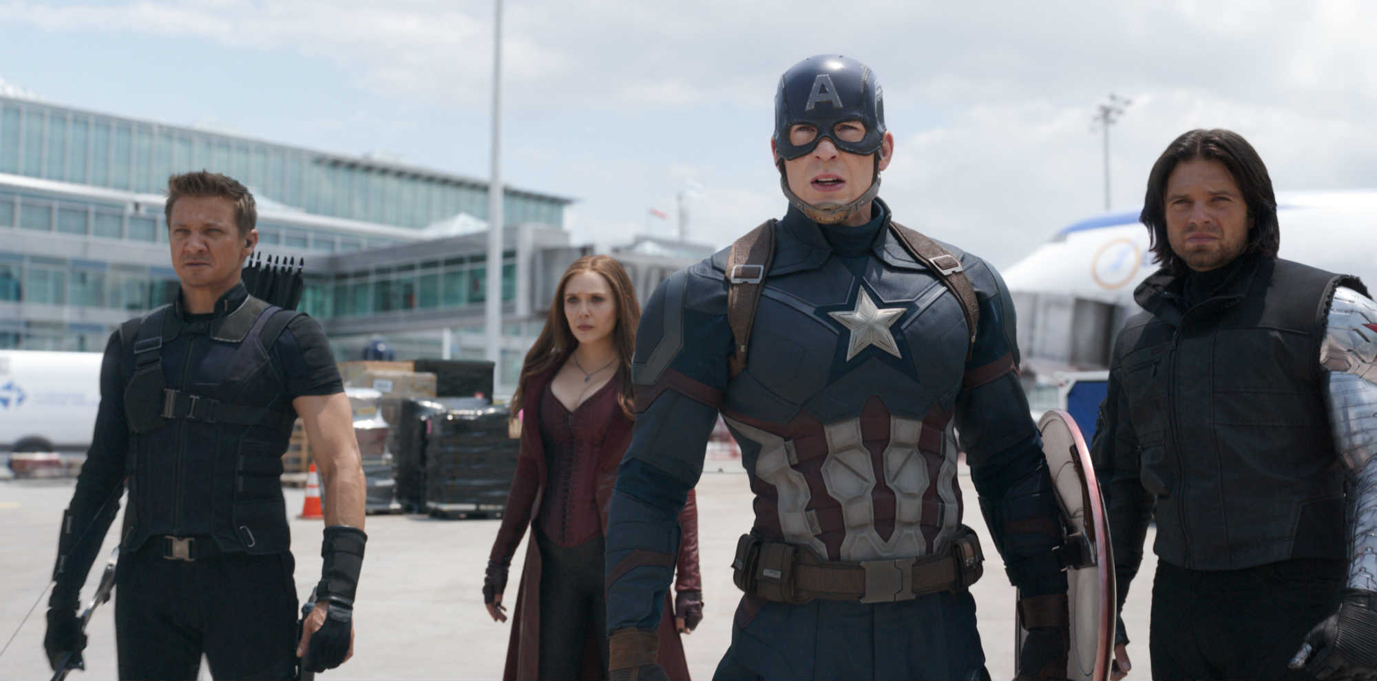Marvels Captain America: Civil War med Hawkeye/Clint Barton (Jeremy Renner), Scarlet Witch/Wanda Maximoff (Elizabeth Olsen), Captain America/Steve Rogers (Chris Evans) och Winter Soldier/Bucky Barnes (Sebastian Stan). Foto: Film Frame. © Marvel 2016