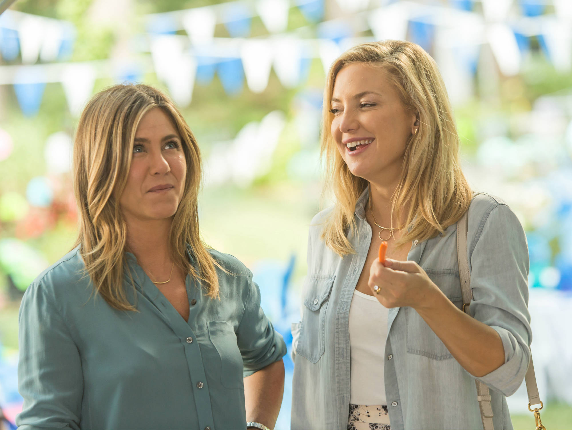Jennifer Aniston (Sandy), Kate Hudson (Jesse) Stillbildsfoto: Ron Batzdorff © 2016 Mothers Movie LLC. All Rights Reserved.